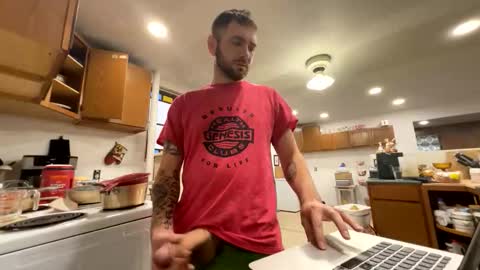 Snapshot of daddydic120402 chatting on 11.19.25 daddydic120402 online show from 11.19.25