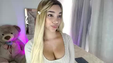 dahnia_cruz online show from 10.22.25