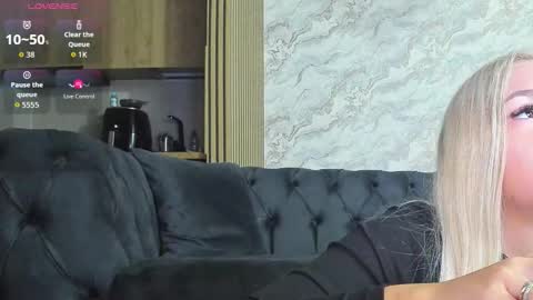 Snapshot of daisy_abby03 chatting on 10.16.25 DaIsy Abby online show from 10.16.25