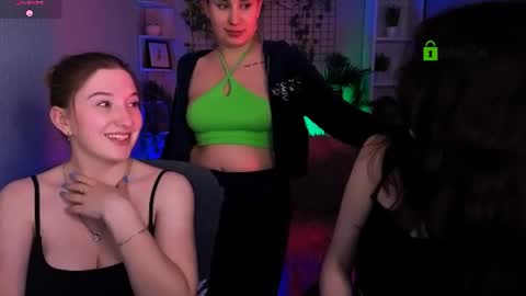 Snapshot of daisy_candy chatting on 06.17.26 Little Di online show from 06.17.26