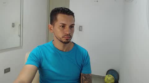 Snapshot of damian_muscle chatting on 10.05.25 Damian online show from 10.05.25