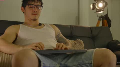 Snapshot of damianow chatting on 10.17.25 insta damn8 -------- online show from 10.17.25