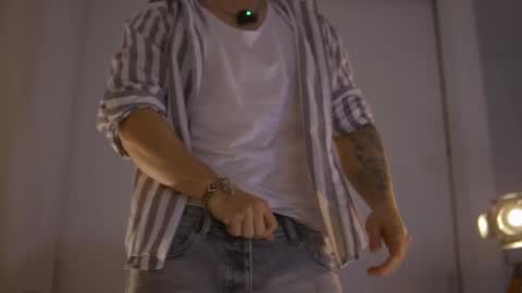 Snapshot of damianow chatting on 10.18.25 insta damn8 -------- online show from 10.18.25