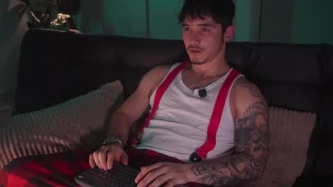 Snapshot of damianow chatting on 12.21.25 insta damn8 -------- online show from 12.21.25