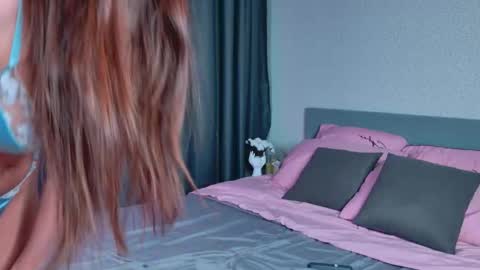 Snapshot of damn_bae__ chatting on 11.12.25 Julia online show from 11.12.25