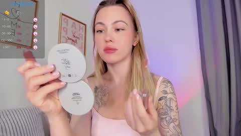 Snapshot of damn_cutie chatting on 10.21.25 Tiana online show from 10.21.25