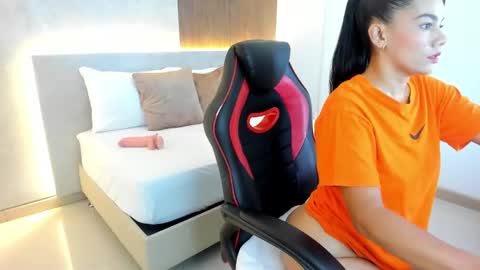 Snapshot of dana_daree chatting on 09.16.25 D A N A online show from 09.16.25