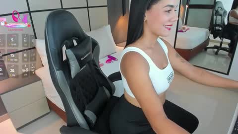 Snapshot of dana_daree chatting on 10.18.25 D A N A online show from 10.18.25