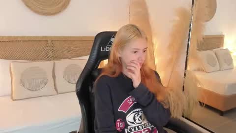 Snapshot of daniand_ chatting on 09.22.25 D A N I A online show from 09.22.25