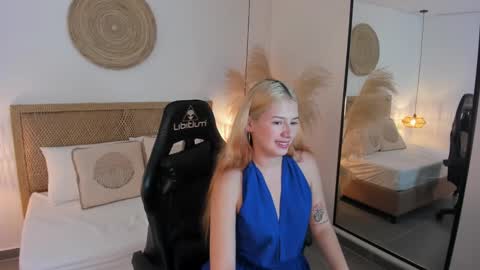 Snapshot of daniand_ chatting on 09.30.25 D A N I A online show from 09.30.25