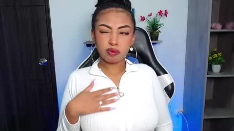 Snapshot of danna_schmidt23 chatting on 10.08.25 Danna online show from 10.08.25