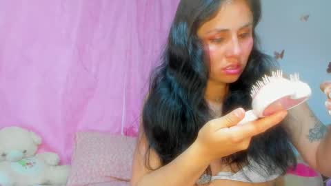 Danna Sofia jeins online show from 10.14.25