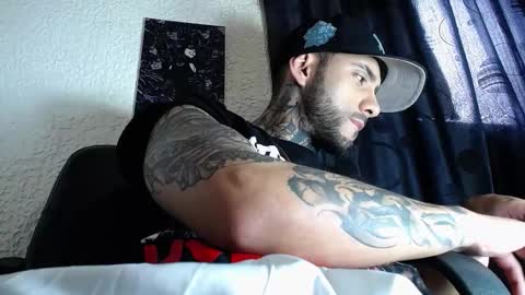 Snapshot of dante_d_angelo_ chatting on 10.18.25 dante_d_angelo_ online show from 10.18.25