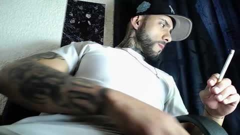 Snapshot of dante_d_angelo_ chatting on 10.28.25 dante_d_angelo_ online show from 10.28.25