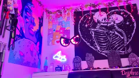 Snapshot of daphnemadison chatting on 10.29.25 Daphne Madison online show from 10.29.25