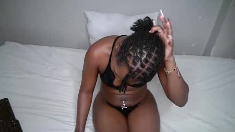 Snapshot of dark_lovly chatting on 11.10.25 dark_lovly online show from 11.10.25