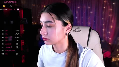 Snapshot of darlabelle chatting on 01.13.25 Belle online show from 01.13.25