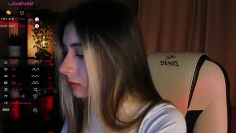 Snapshot of darlabelle chatting on 09.10.25 Belle online show from 09.10.25