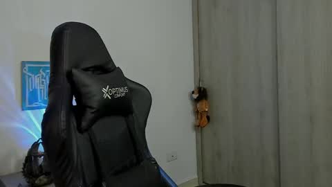 Snapshot of dave_max93 chatting on 10.04.25 DAVE MAX online show from 10.04.25