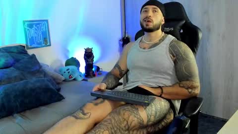 Snapshot of dave_max93 chatting on 11.22.25 DAVE MAX online show from 11.22.25