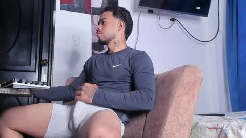 Snapshot of davide_daniels chatting on 05.19.26 Davide online show from 05.19.26