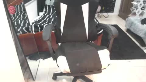 Snapshot of dazzlinglady44 chatting on 01.11.25 stephaniechim online show from 01.11.25