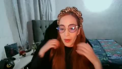 Snapshot of dear_juliet chatting on 12.16.25 Juliet online show from 12.16.25