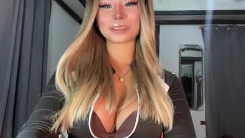 Snapshot of deliciousfaye chatting on 02.04.26 Hello your loving faye 3 online show from 02.04.26