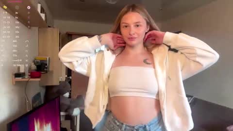 Snapshot of deonnagarn chatting on 11.23.25 Vi Victoria online show from 11.23.25