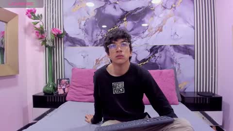 Snapshot of desire_ecstasy chatting on 10.08.25 desire_ecstasy online show from 10.08.25