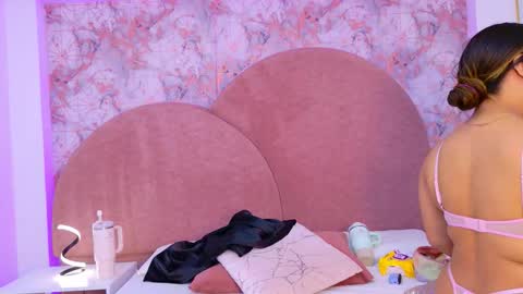 Snapshot of desire_sara chatting on 09.26.25 Sara Desire online show from 09.26.25