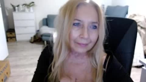 Snapshot of desiresofia chatting on 12.19.24 S O F I A online show from 12.19.24