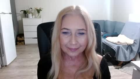 Snapshot of desiresofia chatting on 01.19.25 S O F I A online show from 01.19.25