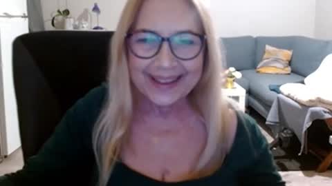 Snapshot of desiresofia chatting on 02.21.25 S O F I A online show from 02.21.25