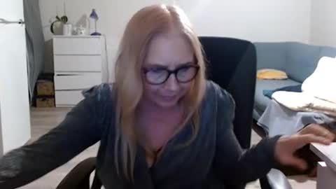 Snapshot of desiresofia chatting on 02.22.25 S O F I A online show from 02.22.25