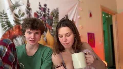 Snapshot of di_n_alex chatting on 02.27.25 Di Alex online show from 02.27.25