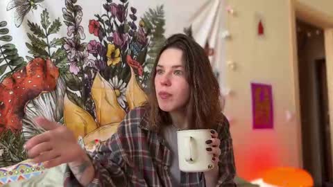 Snapshot of di_n_alex chatting on 02.28.25 Di Alex online show from 02.28.25