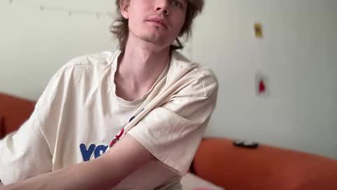 Snapshot of di_n_alex chatting on 10.02.25 Di Alex online show from 10.02.25