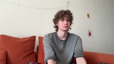 Snapshot of di_n_alex chatting on 10.04.25 Di Alex online show from 10.04.25