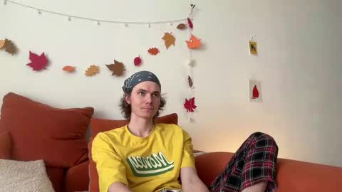 Snapshot of di_n_alex chatting on 11.08.25 Di Alex online show from 11.08.25