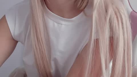 Snapshot of diamond_ava_ chatting on 02.14.25 Thea online show from 02.14.25