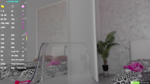 Snapshot of diamond_ava_ chatting on 03.09.25 Thea online show from 03.09.25