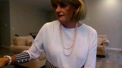 Snapshot of dianeheels chatting on 04.28.26 dianeheels online show from 04.28.26