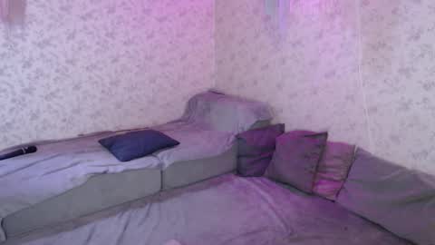 Hi im Alice 3 Im usualy online 03-10 or 17-21 UTC0 online show from 03.08.26