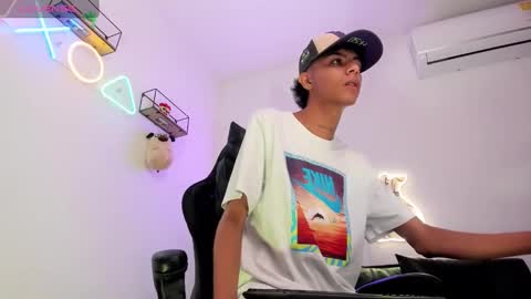 dikey_18 online show from 12.06.24