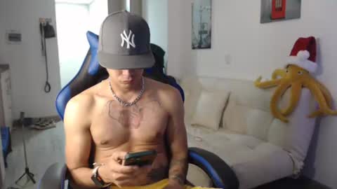 Snapshot of dilanxxx8888 chatting on 12.14.25 dilanxxx8888 online show from 12.14.25