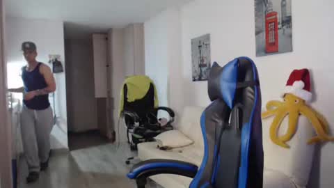 Snapshot of dilanxxx8888 chatting on 12.17.25 dilanxxx8888 online show from 12.17.25