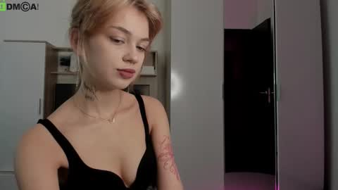 Snapshot of din_star chatting on 10.21.25 Dina online show from 10.21.25