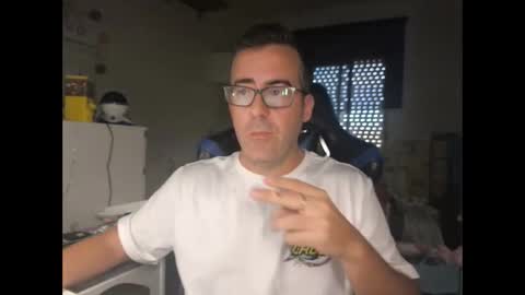 Snapshot of ditos_c chatting on 10.18.25 ditos_c online show from 10.18.25