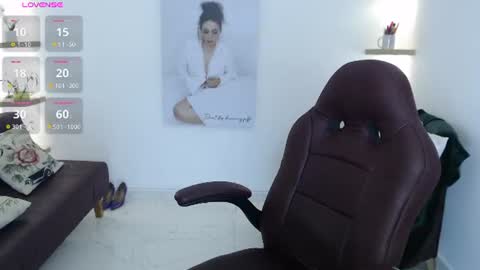 Snapshot of diva_milf chatting on 06.27.26 Diva online show from 06.27.26
